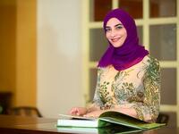 حياة سندي السعودية التي تمكنت من السفر وحدها إلى المملكة المتحدة عندما كانت شابة من أجل مواصلة التعليم العالي.ولقيت مجالات التشخيص والتكنولوجيا الحيوية والاختراعات إشادة في جميع أنحاء العالم.وهي واحدة من بين 30 امرأة تم تعيينهن في مجلس الشورى السعودي