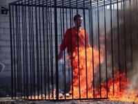 عملية احراق الطيار الاردني معاذ الكساسبة بالنار وهو لا يزال على قيد الحياة من أبرز الجرائم التي شغلت الإعلام والرأي العام بطريقتها وأسلوبها الأقرب لأفلام هوليود واعتمد التنظيم طريقة الإعدام هذه بحجة " أن الجزاء من جنس العمل".