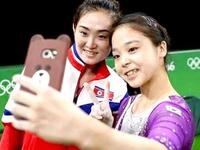 سيلفي الكوريتين
سيلفي لاعبة الجمباز الكورية الشمالية هونج أو غونج، مع لاعبة الجمباز الكورية الجنوبية لي أون جو، خلال أولمبياد ريو، والتي اعتبرت بمثابة خيانة لبلادهم، للنزاع بين الكوريتين بسبب الاختبارات النووية.