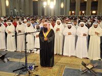 الكويت مذاق خاص وتتلخص ملامح رمضان في إقبال الناس على المساجد وتلاوة القرآن والذهاب إلى الأسواق والدواوين والسهر أمام الفضائيات والتواصل مع الأرحام وإعداد الولائم ودعوة العائلات لها وفي الكويت تشتهر (الهريس) كطبق رئيسي، وهناك أكلة التشريب.
