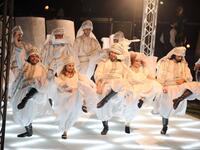 لبنان:
يُخطف العريس من قبل أصدقائه قبل الزفاف بيوم، ليبحث عنه أفراد عائلته ويتناولوا طعام الإفطار في منزل الخاطفين، ويحمل العريس "جرن الكبة" بيد واحدة ليثبت لأهل العروس قدرته على حماية ابنتهم، ويتم إطلاق حمامتين في الهواء كنوع من التفاؤل.