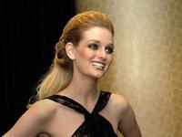 ليديا هيرست:هي سيدة تمتلك المال والجمال كما تنتمي لعائلة مرموقة وهي عارضة أزياء وناشطة في الأعمال الخيرية، وسفيرة الابتسامة في منظمة "أوبريشن سمايل" التي تهدف لرسم الابتسامات في وجوه الأطفال المحتاجين، ليديا هي أيضاً مدونة ناجحة، ووريثة سلسلة عملاقة لدار النشر
