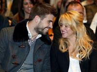 شاكيرا إيزابيل هي مطربة بوب (Pop) كولومبية من أصل لبناني. تعرفت على اللاعب الرياضي جيرارد بيكيه الذي يصغرها بـ 10 سنوات وبدأت قصّة الحب عام 2010. والجدير بالذكر ان شاكيرا وبيكيه لم يتزوجا ولكن قصة الحب اثمرت بانجاب طفلين وما زالت مستمرة.