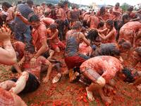 مهرجان الطماطم: يقام في اسبانيا ويعد من أشهر المهرجانات الغريبة حول العالم، فهو مستمر لما يُقارب الستين عاماً حتّى الآن، ويقوم المُحتفلون به بإلقاء الطماطم على بعضهم البعض، في شكل مُضحِك، ويصل عدد حبّات الطماطم التي تُلقى في هذا اليوم حوالي 150 ألف حبّة.