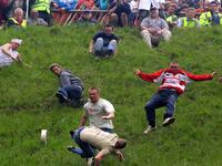 مهرجان كوبر هيل لـدحرجة الجبن – بريطانيا-- حيث يقام في الربيع، ويقوم المُتسابقون بالجري وراء قٌرص جبنة مُتدحرج على تلّة، ويجب الإمساك بالقُرص، إلّا أن الأمر يكون صعباً ، خاصًة أن سرعة قُرص الجبنة قد تصل إلى 70 متر في الساعة؛ مِما يتسبب في إصابات لدى المُشتركين.