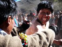 مهرجان "تينكو" للكم الجيران في بوليفيا وأصله من التاريخ البوليفي،في الحقبة ما قبل الإسبانية،حيث اتخذ سكان تينكو معنى هذا الكلام وقرروا أن يزودوا "باشاماما"بالقدر الذي تحتاجه من دماء جيرانهم.ويقوم المحتفلون به بضرب بعضهم بعضاً لا باليدين،وإنما بعصي وأحجار.