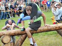 "مهرجان بطولة حَمل الزوجات" في كل عام يقام في فنلندا،حيث يتجمّع الرجال في مُسابقة رياضيّة ، وهي حمل الزوجات. ولا يتطلب منك دخول هذه المسابقة الا ان تكون متزوجاً ولكن يُمكِنك أن تحمل زوجة أحدهم، ويحظى الفائز بمقدار وزن زوجته عسل نحل طبيعي. 