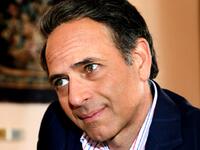 ممدوح عبد العليم ولد في 1956 وتوفي في5 يناير 2016، وهو ممثل مصري. حاصل على بكالوريوس اقتصاد وعلوم سياسية. بدأ مشواره الفني وهو طفل. حصل على جوائز عدة وتوفي أثناء ممارسته للتمارين الرياضية في صالة جيم ، اثر تعرضه لأزمة قلبية مفاجئة .