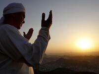 التوبة النصوحة إلى الله تعالى في هذه الأيام المباركة من افضل العبادة فيجب أن يُسارع الإنسان إلى التوبة الصادقة وطلب المغفرة من الله تعالى ، وأن يُقلع عن الذنوب والمعاصي والآثام ، ويتوب إلى الله تعالى منها طمعاً فيما عند الله.