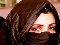 موريتانيا:
تحاول ان تزيد من وزنها قبل الزفاف للحصول على عريس ميسور الحال، وتقيم بـ "مخيمات الدهون" لتسمن، وترتدي اللون الأسود في العرس وتبدي عدم رغبتها بالزواج، تخطف من قبل صديقاتها ويأتي العريس مع أصدقائه لاسترجاعها.