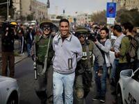 يبتسم من قلبه وكأنه ذاهب لإحدى الحفلات الصاخبة أو ينظر لمعشوقته.!