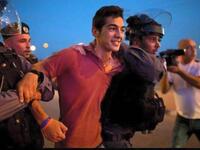 "ابتسامة قهَرت السجّان".. هكذا وصف رواد مواقع التواصل الاجتماعي تلك الابتسامة التي تزيّن وجوه الأسرى الفلسطينيين المعتقلين لدى قوات الاحتلال الإسرائيلي.