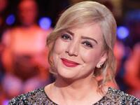 شكران مرتجى فلسطينية من عائلات غزة العريقة، ولدت في مدينة الطائف في عام 1970 ثم انتقلت إلى دمشق وبدأت في دراسة الفنون المسرحية، وانطلقت في عالم الفن.