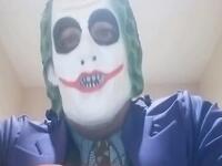 أظهرت لقطات فيديو رجل يرتدي قناع “جوكر” يهدد “بقتل مسلم كل أسبوع” في كندا. وقال الشاب في الفيديو "ستكون هناك جرائم قتل في جميع أنحاء كيبيك. سنقوم بتصفيتهم جميعاً، واحداً بعد الآخر. لقد تحملنا أذى الإسلام بما يكفي”.
