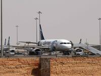 بدافع الحب لرؤية طليقته: بحزام من القطن مصنوع بدقةٍ وحرفية أوهم المصري سيف الدين مصطفى قائد طائرة مصر للطيران المتجهة من الإسكندرية إلى القاهرة الجميع بأنه يرتدي حزاماً ناسفاً ما دفع الكابتن إلى الانصياع لأوامر المختطف بتغيير مسار الطائرة والتوجه إلى قبرص