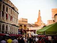 "قطر" تنص المادة 267 على تجريم الأكل في نهار رمضان،وتعاقب المخالف بالحبس لمدة لا تتجاوز ثلاثة أشهر، وبغرامة لا تزيد عن ثلاثة آلاف ريال (824$)،أو بإحدى هاتين العقوبتين.ولا يفرق القانون القطري بين المسلم وغيره إذ تقبض دوريات الشرطة على كل مَن يأكل في نهار رمضان.