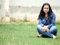 روعة السعدي ابنة الكاتب هاني السعدي الذي ولد في مخيم اليرموك في فلسطين، وقد أنجب خمس بنات هن روعة وربى ولارا وريم ونور، وقد انخرطت روعة في مجال التمثيل هي وشقيقتها ربى، وقد بدأت روعة العمل الفني في سن السابعة، وأهم أعمالها دورها في مسلسل الفصول الأربعة.