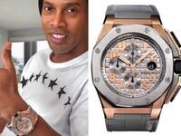 النجم البرازيلي رونالدينيو يرتدي ساعة اوديمار بيغيه كرونوغراف ليبرون جيمس. سعرها 32004 دولار.