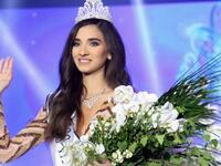 توجت ساندى تابت ملكة جمال لبنان للعام 2016. ولكن على ما يبدو ان نتيجة المسابقة لم تنل رضى اللبنانيون والعرب بسبب اجابة ساندي على السؤال الموحد بين المشتركات. ساندي لم تسلم من تعليقات رواد مواقع التواصل الاجتماعي سواء على الشكل او الثقافة.