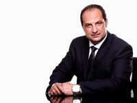 خالد الصاوي:
درس الصاوي الإخراج في أكاديمية الفنون عام 1993 وبدأ العمل كمساعد مخرج في “سمكة وأربعة قروش" ثم مخرجاً تلفزيونياً بقناة النيل الدولية وقنوات أخرى. كذلك عمل في المسرح مخرجاً وكاتباً.