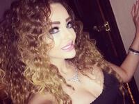 زين كرزون هي شقيقة الفنانة الأردنية ديانا كرزون وقد سطع اسمها بسبب تطبيق السناب شات حيث تعتبر من أبرز الناشطات في التطبيق. وقام الامن الاردني بالقبض عليها وكان سبب التوقيف هو مجموعة قضايا رفعها العديد من رواد موقع سناب شات يتهمون زين فيه بالاساءة بالشتم .