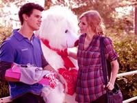 Valentine's Day:
تدور أحداث الفيلم حول 4 قصص منفصلة في يوم العشاق، وماذا سيحدث خلال هذا اليوم من وقوع أشخاص في قصص حب وانفصال آخرين في ظل الضغوط التي يواجهونها في هذا اليوم من أجل رضاء الحبيب.