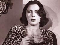 تحية كاريوكا: حين كبرت جسدت الراقصة دور الأم المضحية في العديد من الأدوار، ورغم تحطيمها الرقم القياسي في الزيجات فإنها لم تنجب وقامت بتبني طفلة ومنحتها جزءًا من ثروتها.
