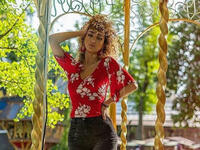 Sara who is an Instagram starlet already and known as Myriam Fares look alike for her curly iconic hair