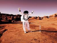 شقوق من الطين تدل على وجود مياه: وجد على سطح الكوكب الأحمر شقوق من طين، والتي تظهر في الأماكن الرطبة، يتجاوز عمرها 3 بلايين سنة، تشكل دليلًا على وجود الماء.
