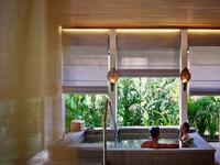 منتجع صحي في فندق ريتز كارلتون، بالي (بالي، إندونيسيا)، ويحتوي على اثنين من الجاكوزي وحمامات سباحة باردة، وغرف بخار وساونا ومركز لليوجا يطل على المحيط الهندي.