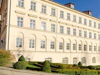 Bohemia سبا في فندق فور سيزونز براغ (براغ، جمهورية التشيك)، يقع في مبنى تاريخي كلاسيكي حديث وهو يقدم علاجات مستوحاة من العلاجات التشيكية والمجرية التقليدية.