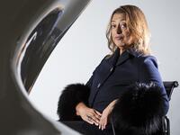 زها حديد:
رحلت المعمارية العراقية في 31 مارس/آذار، وهي أول امرأة تفوز بجائزة المعهد الملكي البريطاني للعمارة اعترافًا منه بتفرد أعمالها.