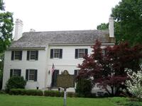 زكاري تايلور: قائد عسكري أمريكي والرئيس الثاني عشر للولايات المتحدة الأمريكية، ولد وعاش طفولته في منزل العائلة في سبرينغفيلد، وكان المنزل عبارة عن كوخ خشبي قام والده ببنائه يحتوي على غرفتين للنوم وحمامين، وتحيط به مساحات خضراء.
