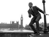 جورج لازنبي: لعب دور "جيمس بوند" عام 1969 في الفيلم الجديد "في الخدمة السرية لجلالة الملكة / On Her Majesty's Secret Service.