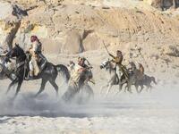 ألف قصة الفيلم "هنري فرتز" و"بدر السماري" و"ري لوريجا"، وأخرج الفيلم الأسباني "أغوستي فيلارونغا". 
