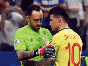 الحارس دافيد أوسبينا (يسار) يواسي خاميس