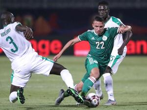 بن ناصر (يمين) يؤكد تألقه خلال كأس أمم إفريقيا