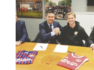 دي يونغ بعد توقيع عقد انضمامه إلى برشلونة