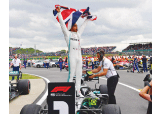 هاميلتون يحتفل بانتصاره