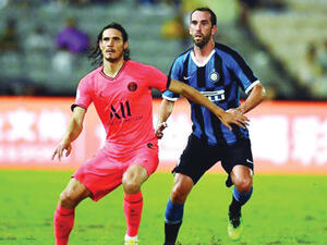 غودين ومواطنه إيدينسون كافاني خلال مواجهة إنتر وباريس سان جيرمان ضمن الكأس الدولية للأبطال