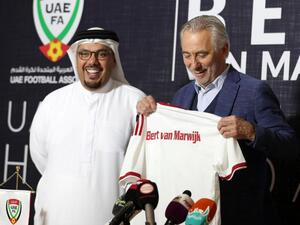 بيرت فان مارفيك (يمين) خلال تقديمه الرسمي مدرباً لمنتخب الإمارات