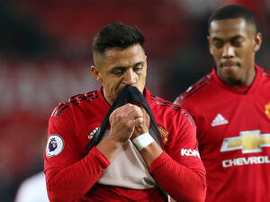 أليكسيس سانشيز (يسار)