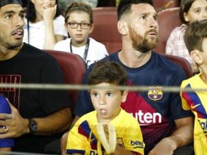 ميسي ولويس سواريز يتابعان مواجهة برشلونة وبيتيس من المدرجات