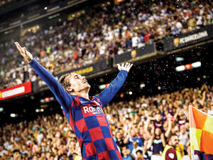 غريزمان يحتفل بهدفه