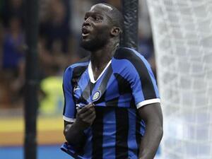 لوكاكو يحتفل بهدفه