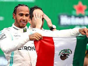 هاميلتون يحتفل بفوزه
