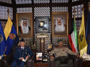  رئيس الأركان العامة للجيش الكويتي مع رئيس الاستخبارات في رئاسة الأركان العامة التركية 