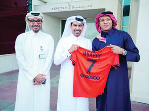 مبابي (يمين) يرتدي اللباس العربي