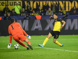 أشرف حكيمي (يمين)