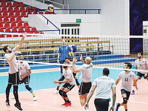 Kuwait Club’s volleyball team continuing with their preparations for the championship. (Photo: Arab Times)